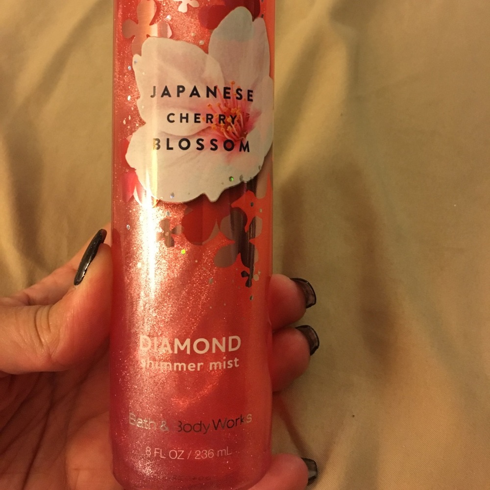 Bath and body shimmer mist